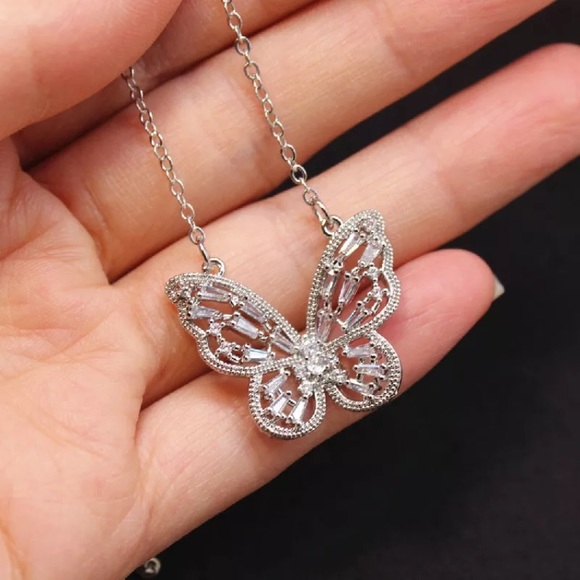 Jewelry - Silver Tone Beautiful Butterfly Necklace